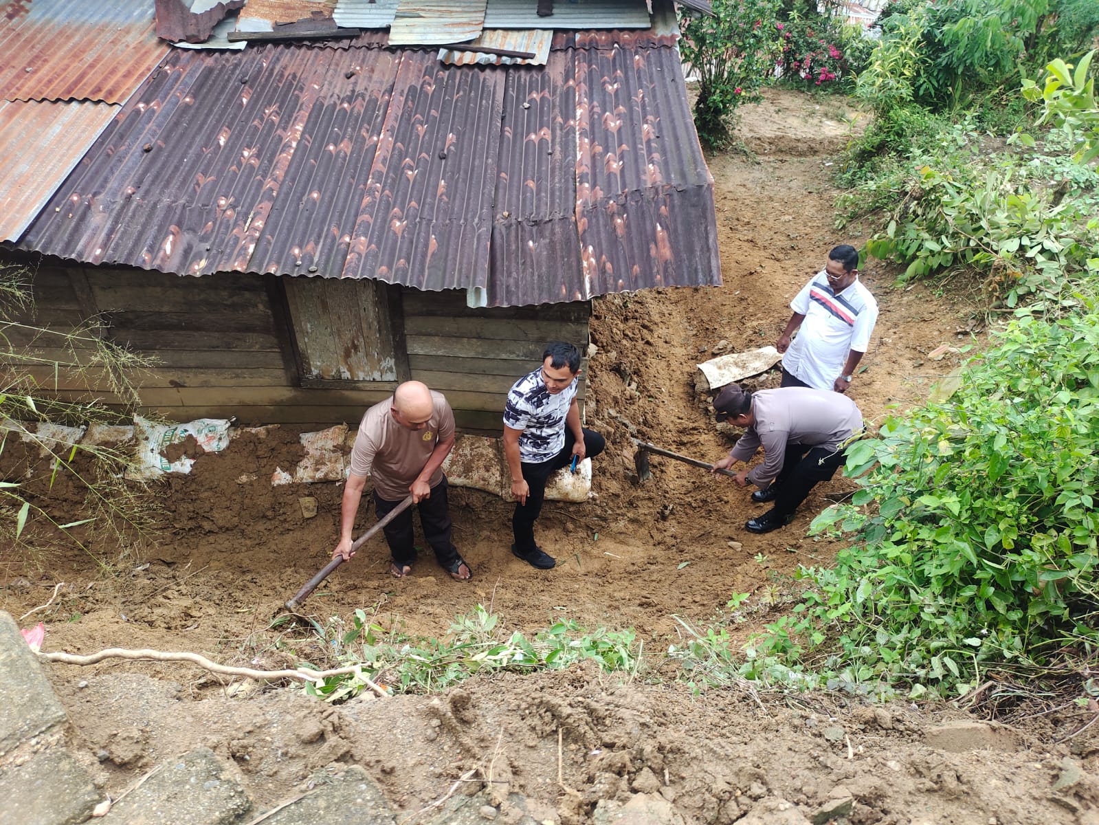 Gerak Cepat, Kapolsek Batunadua Bantu Warga Atasi Jalan Amblas di Sitamiang