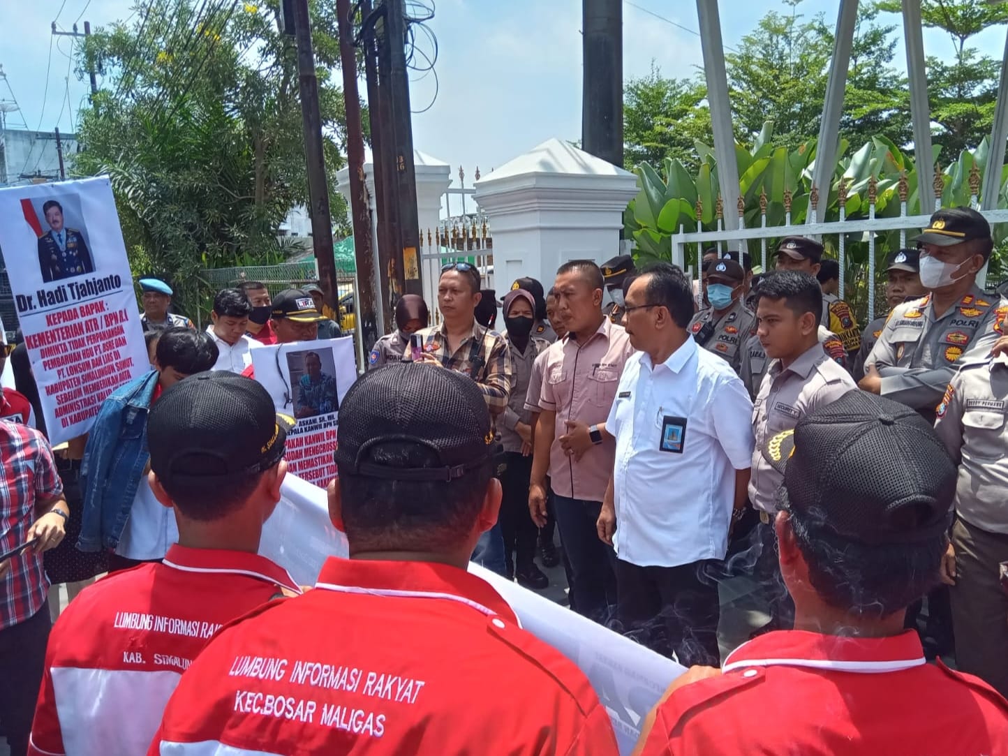 Polisi Kawal Aksi Demo Massa DPD LIRA Simalungun di Kantor BPN Sumut