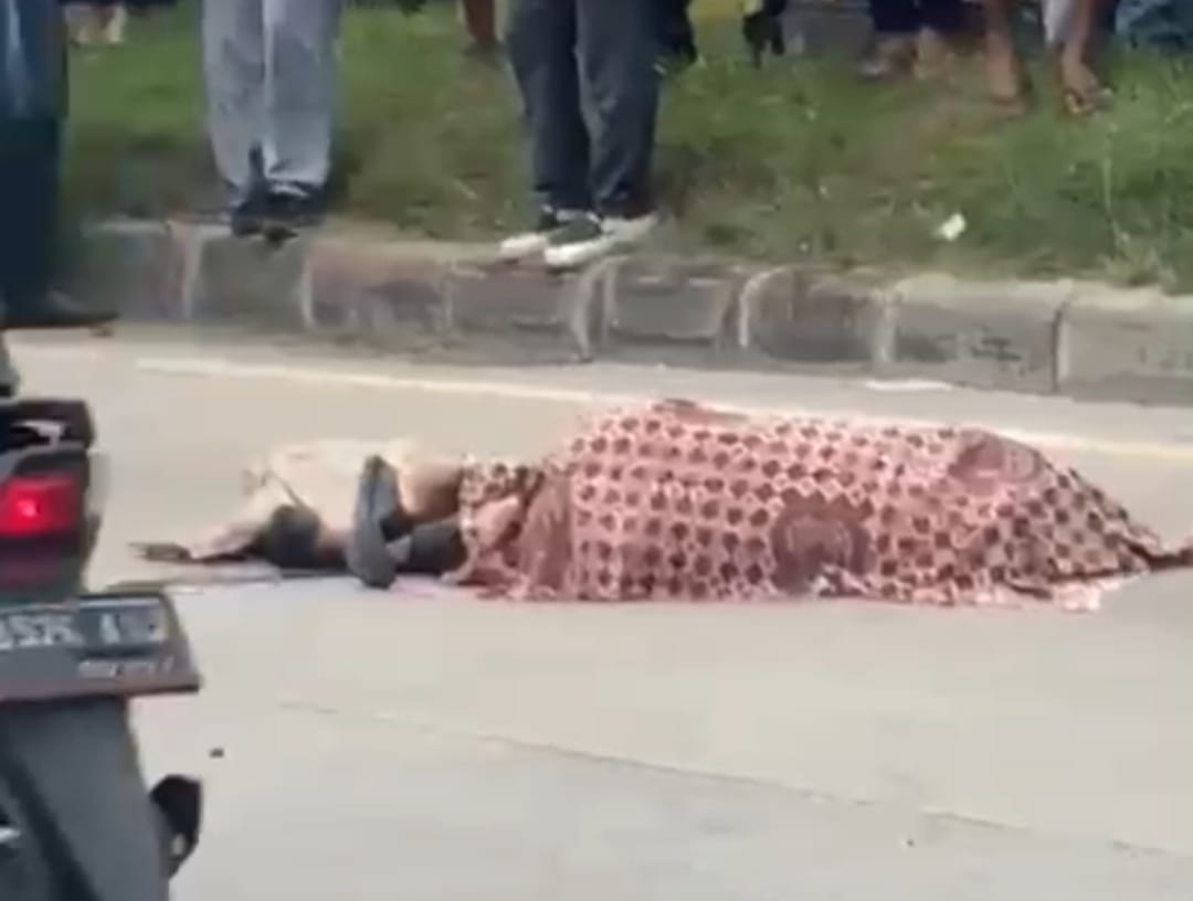 Angkot Berhenti Mendadak, Pengendara Motor Tewas Ditabrak Truk