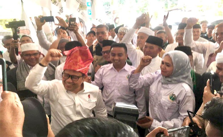 Gus Muhaimin Disambut Laskar Imin Bersama Ribuan Warga di Bandara Kualanamu