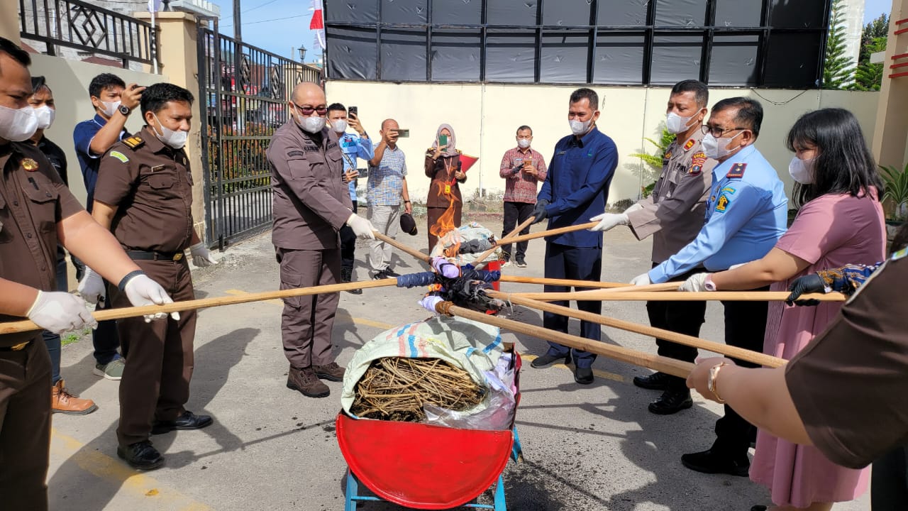 Kejari Toba Musnahkan Barang Bukti 57 Perkara