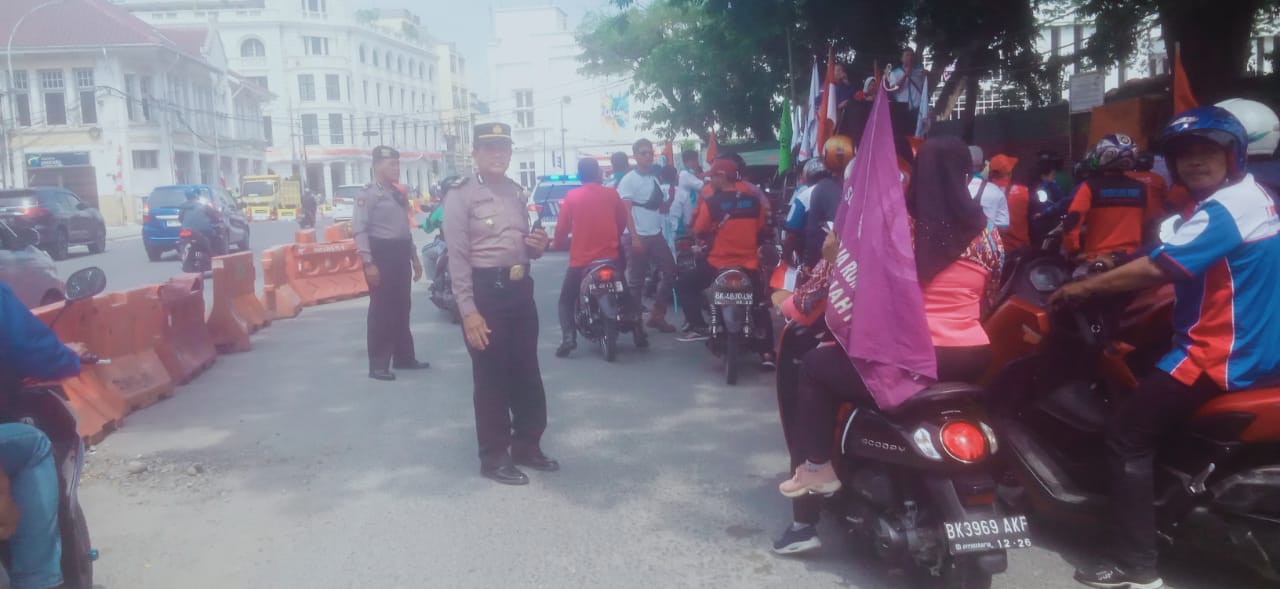 Polrestabes Medan Kawal Demo Serikat Buruh di Lapangan Merdeka
