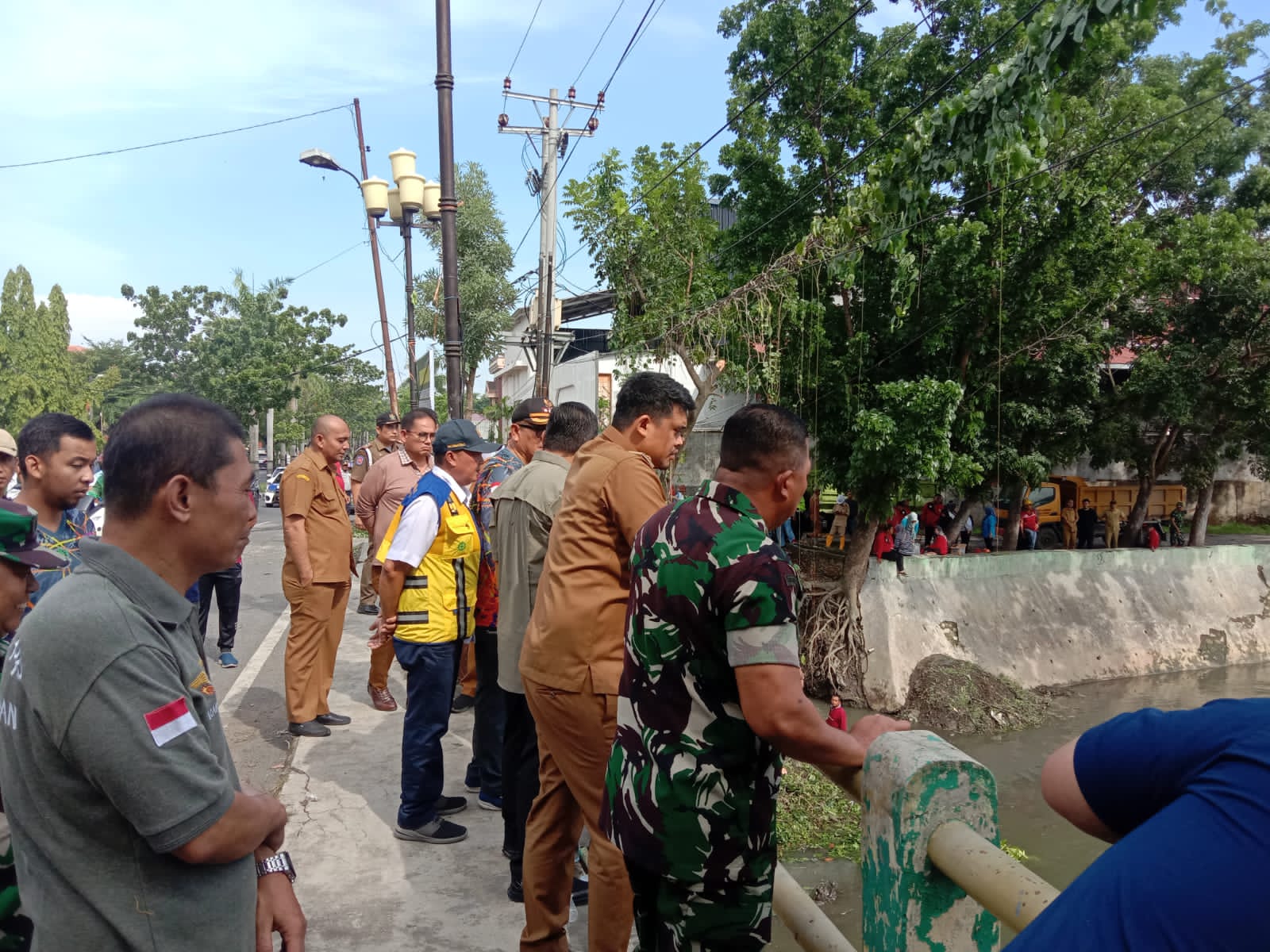 Walikota dan Petugas Gabungan Polrestabes Medan Lakukan Pembersihan dan Penataan Sungai Sei Sikambing