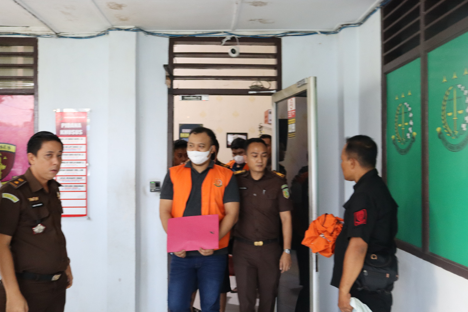 Polres Langkat Serahkan Tersangka dan Barang Bukti kasus Tindak Pidana Korupsi PPKS ke Kejari Langkat