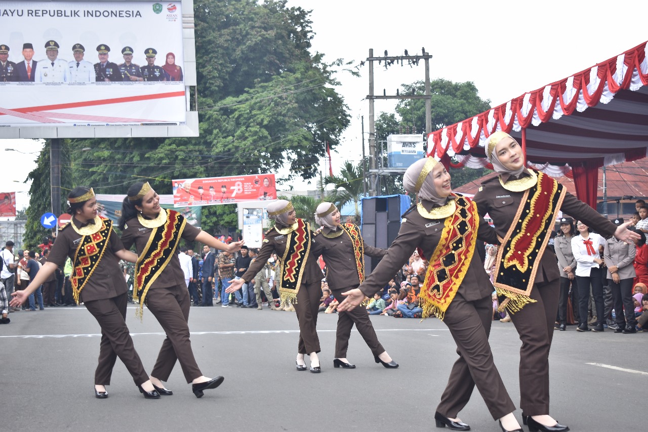 Kejari Padangsidimpuan Hipnotis Ribuan Masyarakat dengan Tarian Tradisional di HUT RI ke 78.