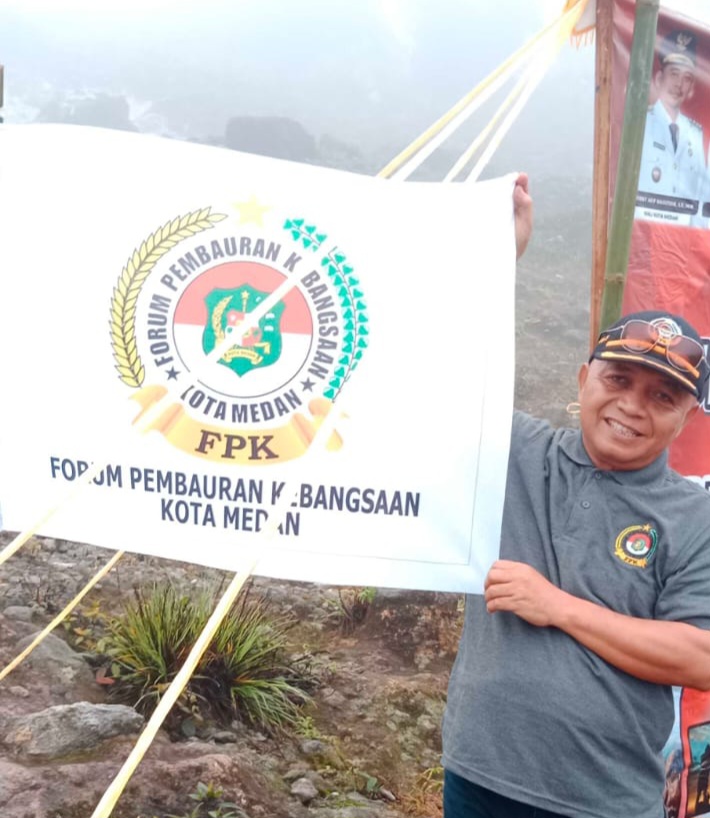 FPK Kibarkan Bendera Dipuncak Gunung Sibayak
