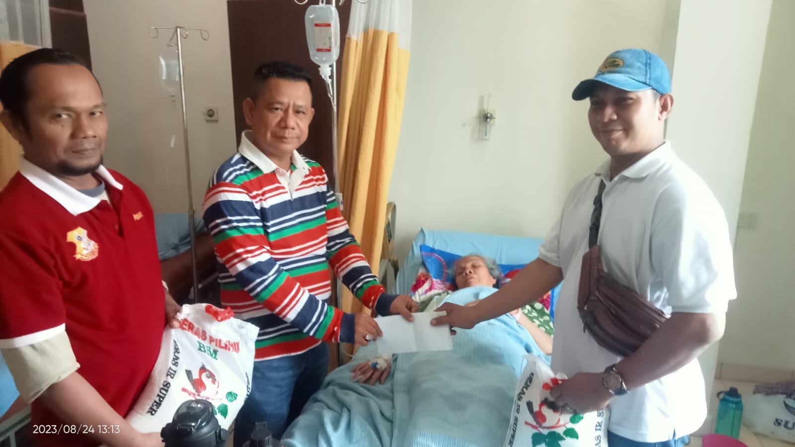 Peduli dan Perhatian, Ketua Pewarta Jenguk dan Bantu Ibu Wartawan yang Sakit