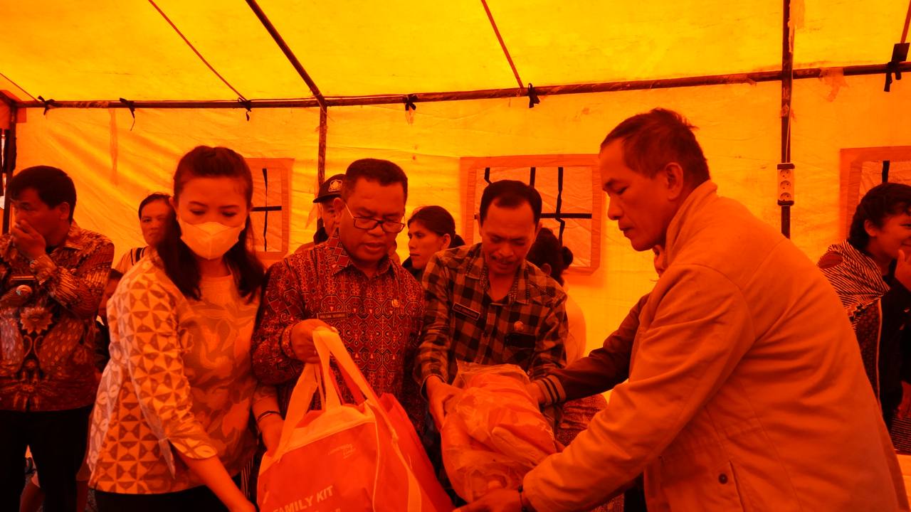 Rumah Kades Jangga Dolok Terbakar Bupati Toba Serahkan Bantuan