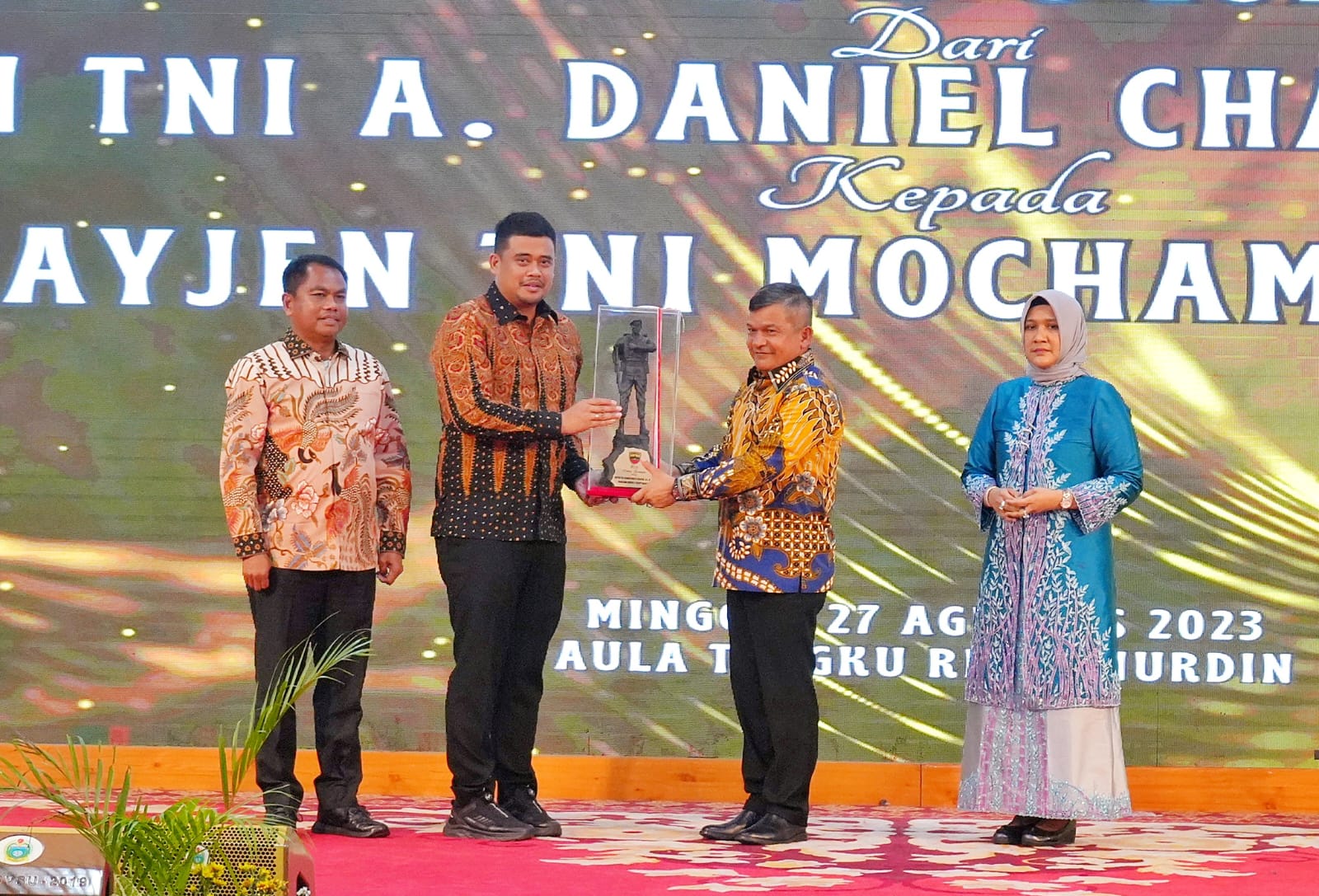 Wali Kota Medan Berikan Cendera Mata Kepada Mayjen TNI A. Daniel Chardin