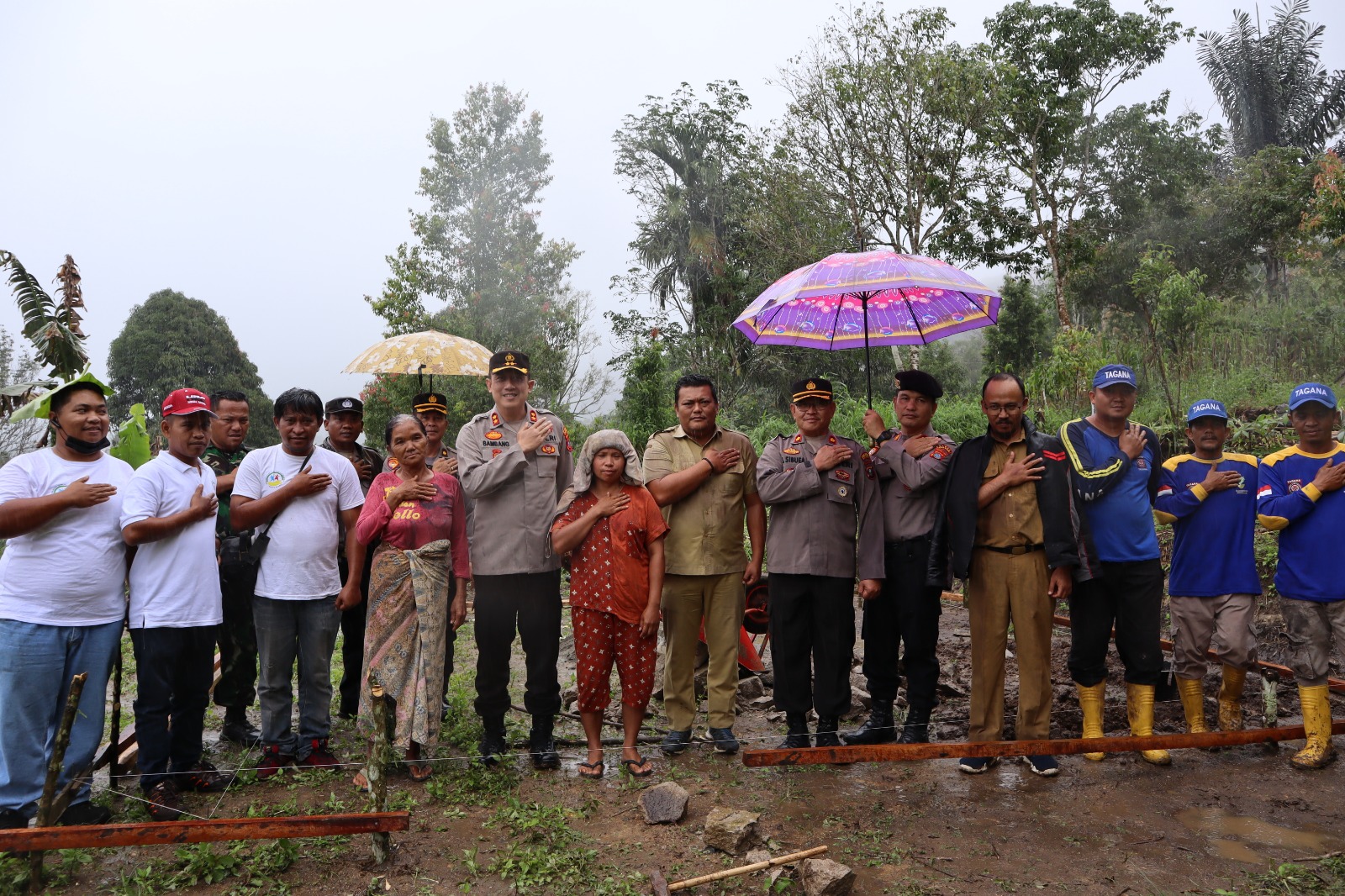 Kapolsek Pakpak Bharat Melakukan Peletakan Batu pertama Bantuan Rumah Layak Huni