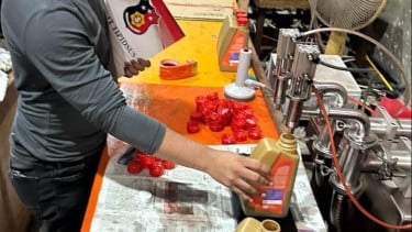 Satreskrim Polrestabes Medan Gerebek Pabrik Oli Ilegal, Ribuan Kemasan Botol Oli Oplosan Siap Edar Disita