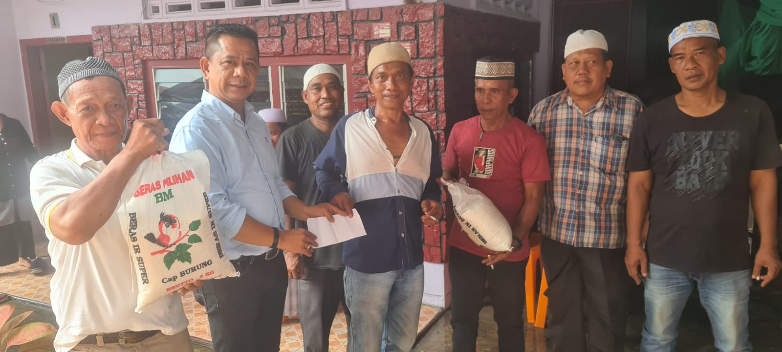 Ketua Pewarta Melayat ke Rumah Warga yang Meninggal Dunia, Berikan Uang Duka dan Sembako