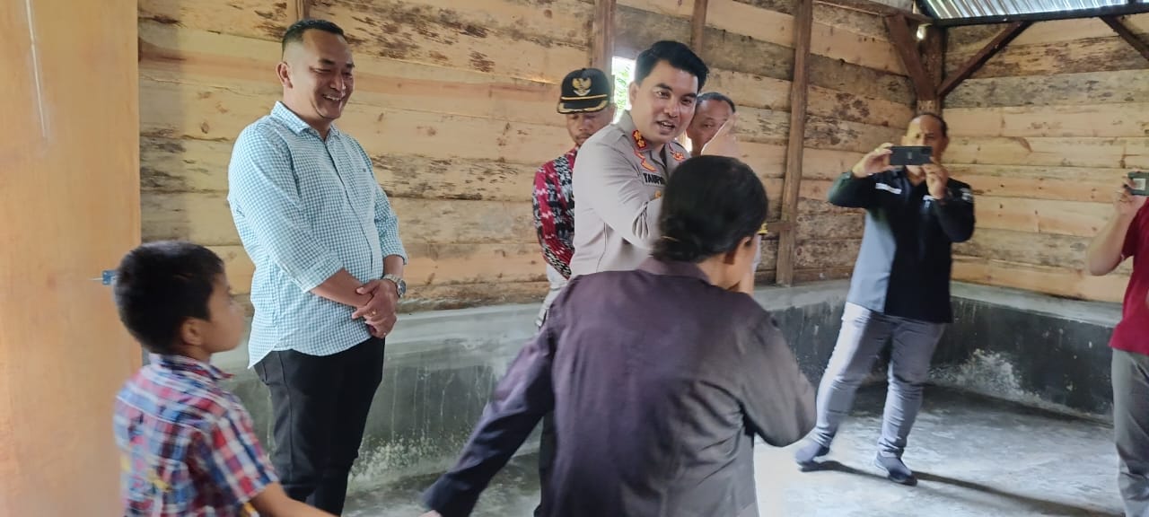 Peduli Warga Kurang Mampu, Kapolres Toba Bantu Pembangunan Rumah