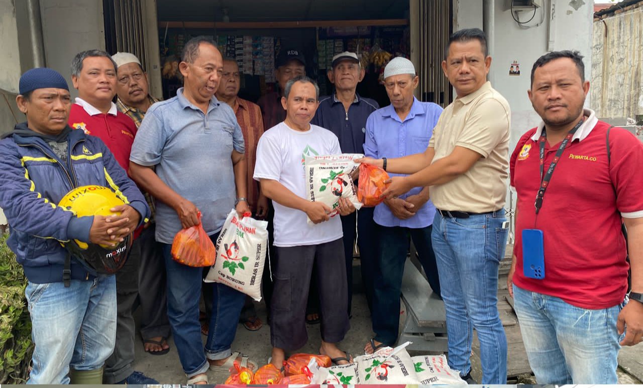 Jumat Barokah, Ketua Pewarta Berbagi Sembako kepada Pengurus dan Anggota BKM Masjid Jamik