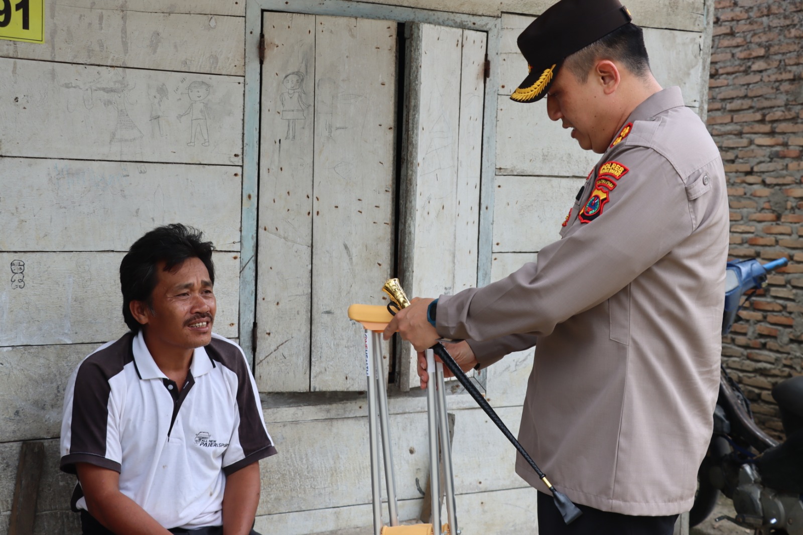 Kapolres Pakpak Bharat Berikan Bantuan Kursi Roda dan Reciever In Canal Kepada Masyarakat