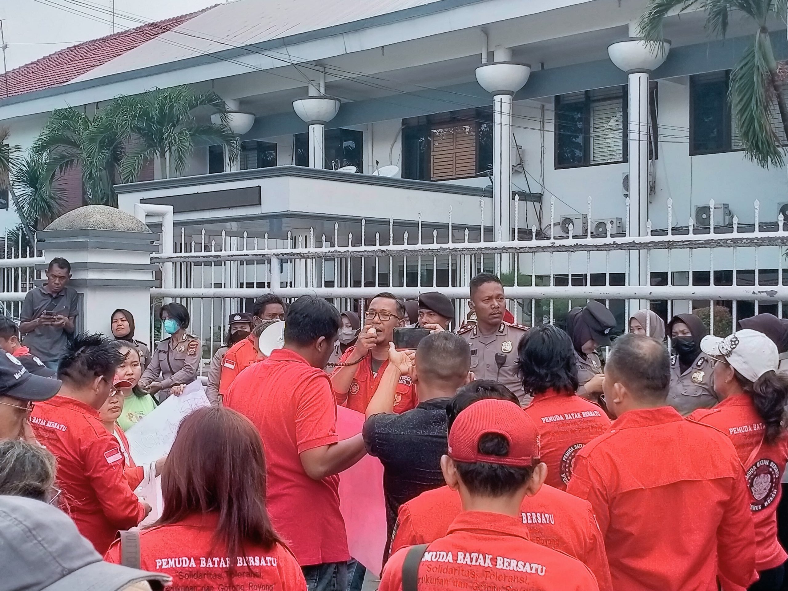 Polisi Kawal Aksi demo Massa korban penggelapan mobil di Kantor Kejari Medan