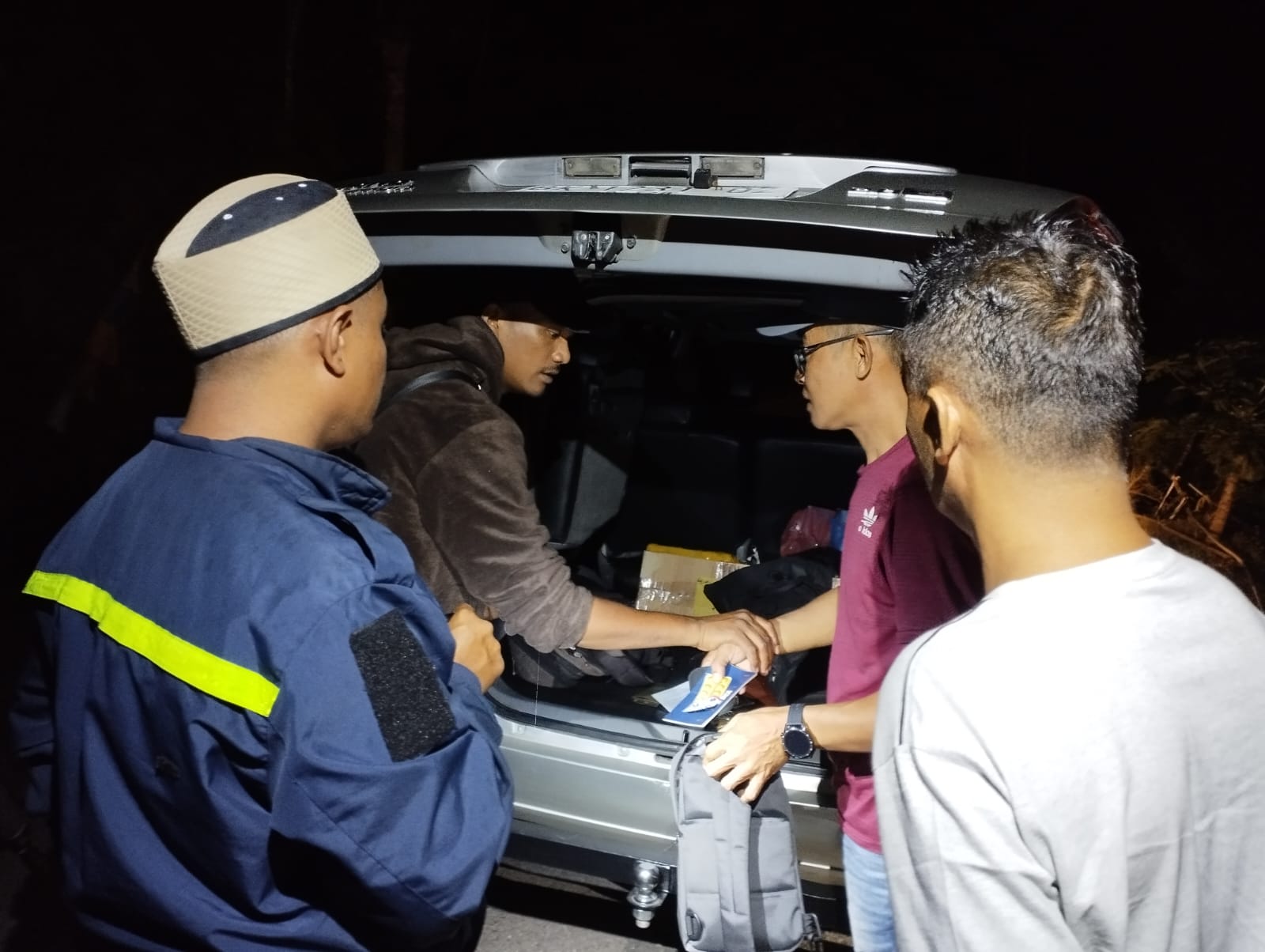 Komitmen Berantas Narkoba, Masyarakat Terjaring Chek Urine Pengguna Narkotika Oleh Personil Polres Pakpak Bharat