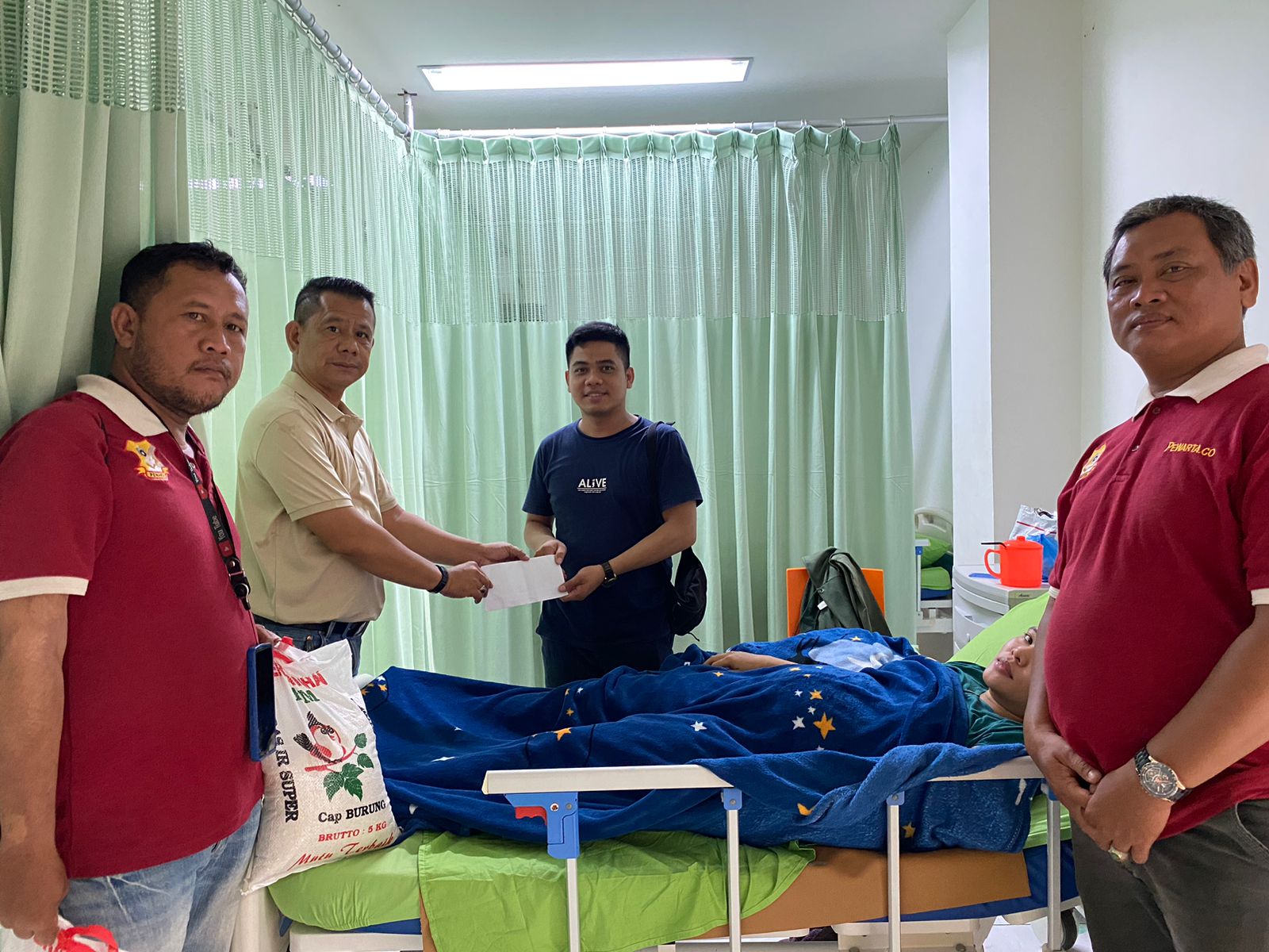 Ketua Pewarta Jenguk dan Bantu Isteri Wartawan dan Warga yang Dirawat di Rumah Sakit