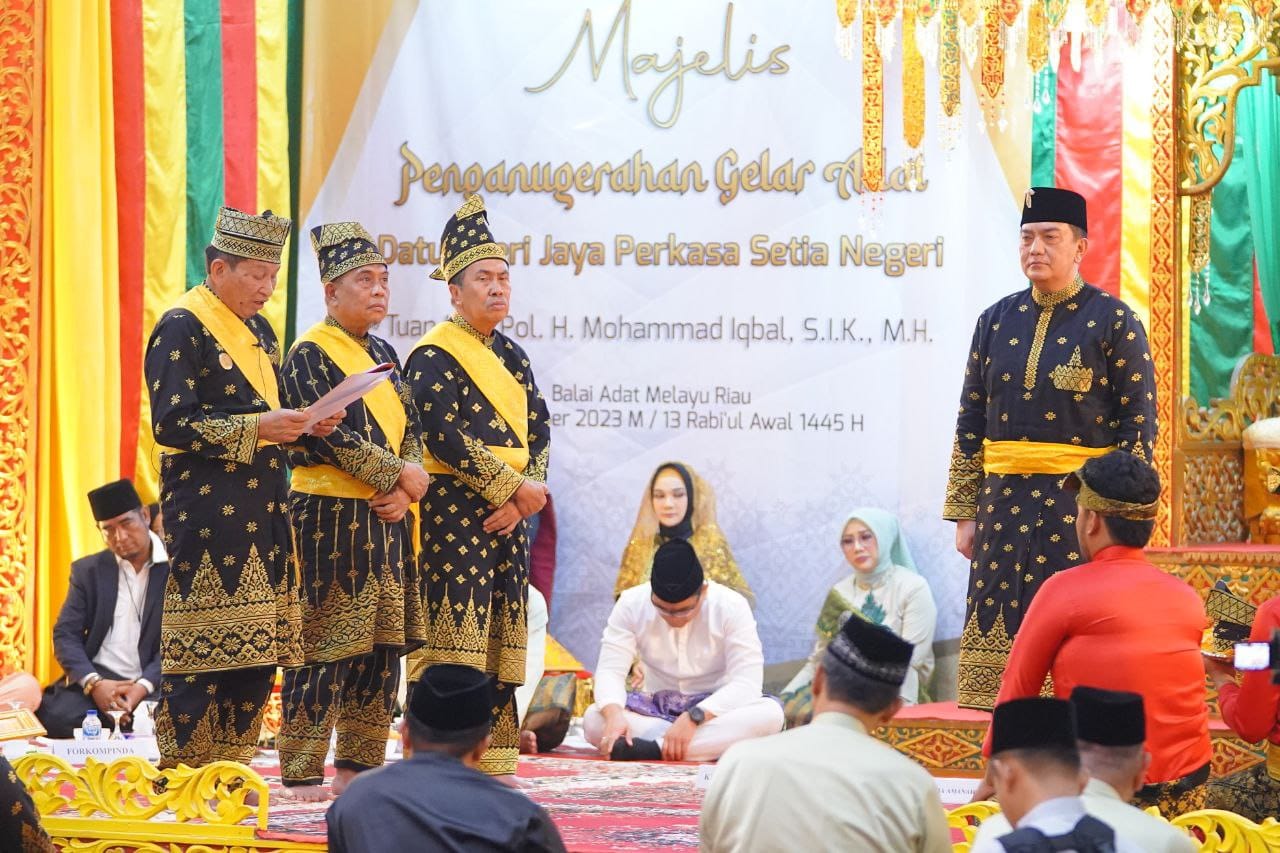 Sah, Kapolda Riau Digelar Datuk Seri