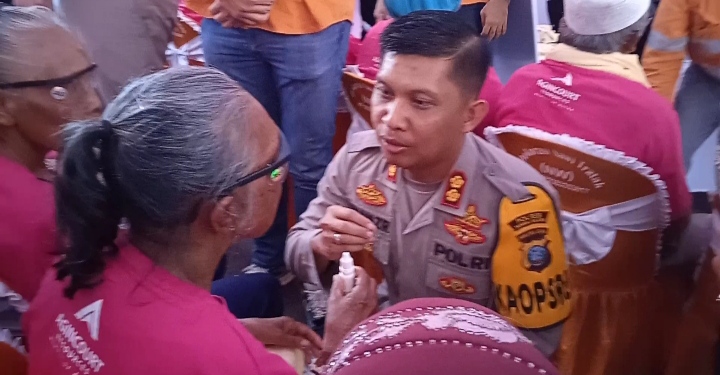 Kapolda-Su Tak Hadir, Kapolres Tapsel obati Luka Masyarakat dengan Humanis Saat Gelar Operasi Katarak di RS Bhayangkara Batangtoru. 