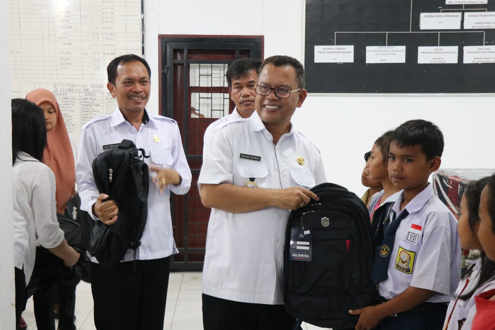 Pemkab Toba Berikan Bansos Kepada Warga dan Pelajar Kecamatan Lumbanjulu dan Ajibata