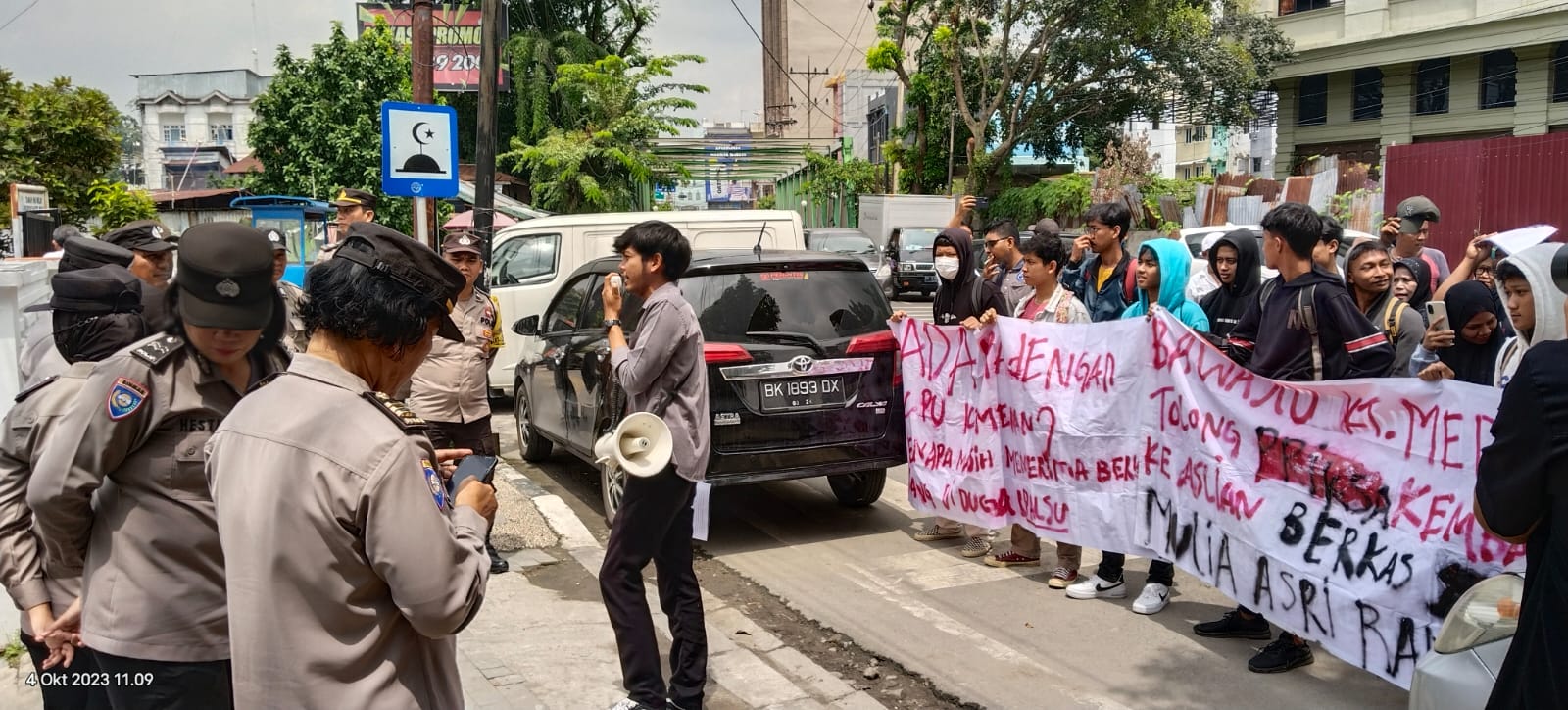 Mahasiswa Bersama Emak Emak Medan Deli Kembali Demo ke KPU dan DPRD Medan Tolak Berkas Pencalegan Bayek