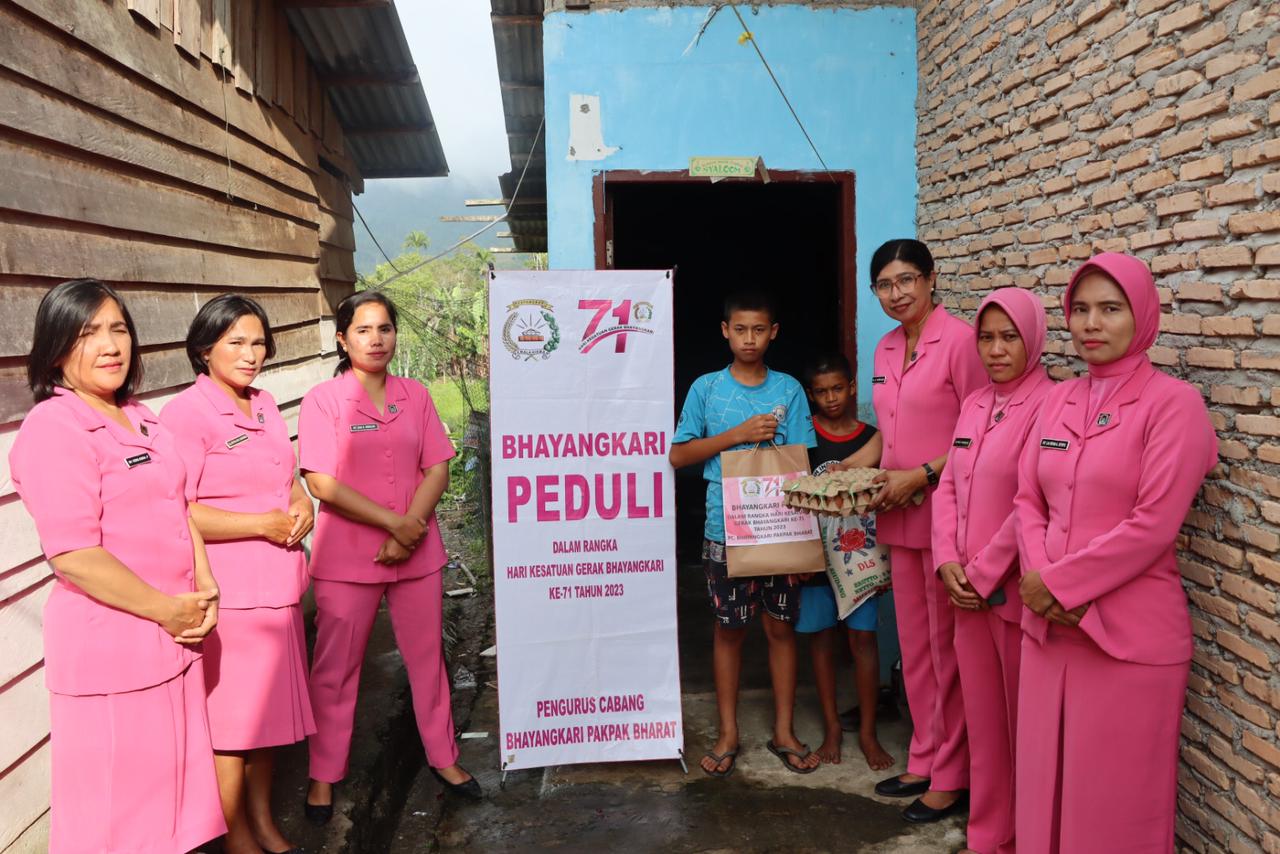 Bhayangkari Cabang Pakpak Bharat, Menyalurkan Bantuan Sosial Kepada Masyarakat