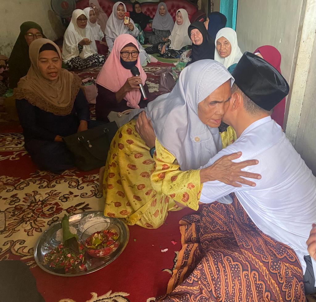 Hamdani Syahputra Berangkatkan Ibu Mun Umrah