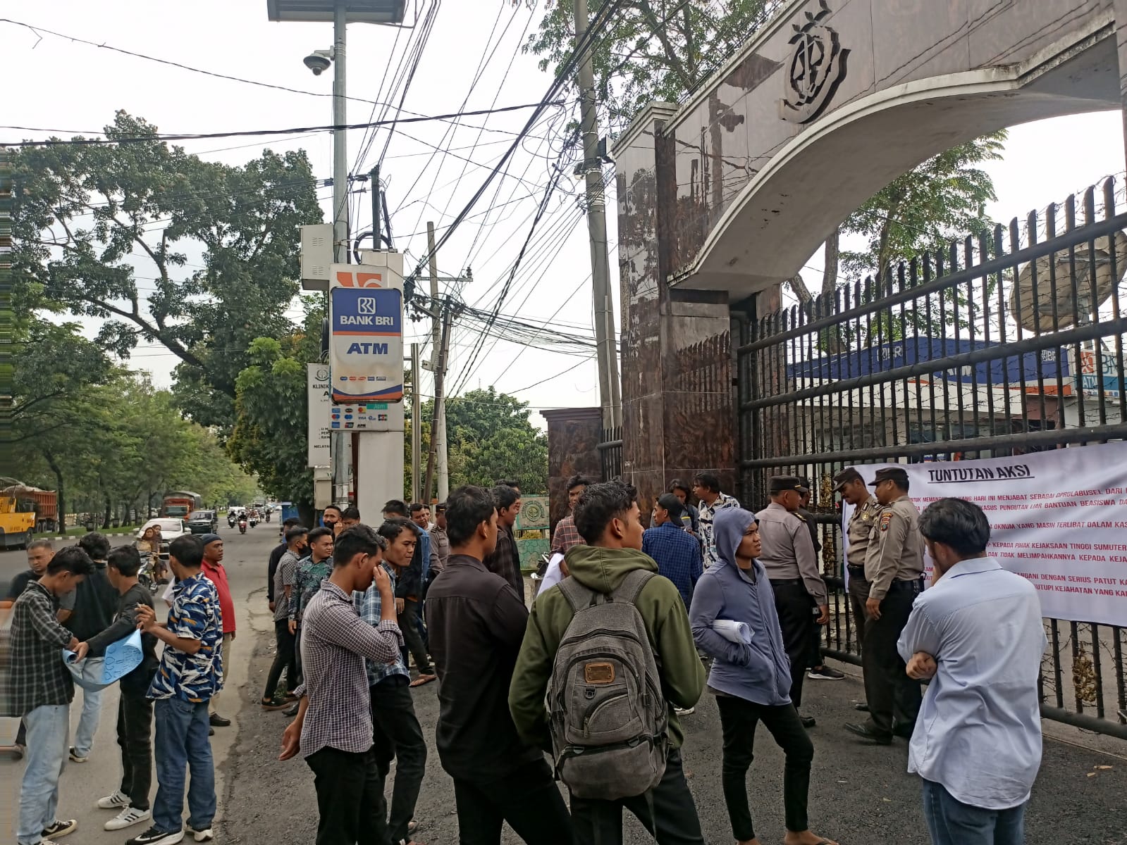 Aksi Ke-III KALAMSU Di Kejatisu, Mendesak  Proses Pemanggilan Saksi Pembangunan Kantor Bupati Batu Bara Untuk Diperiksa