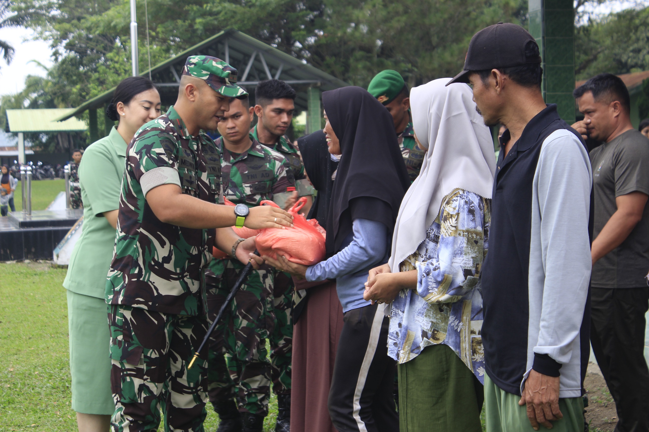 Bakti Sosial HUT TNI ke 78, Masyarakat Deli Serdang Menyerbu Yonif 121/MK