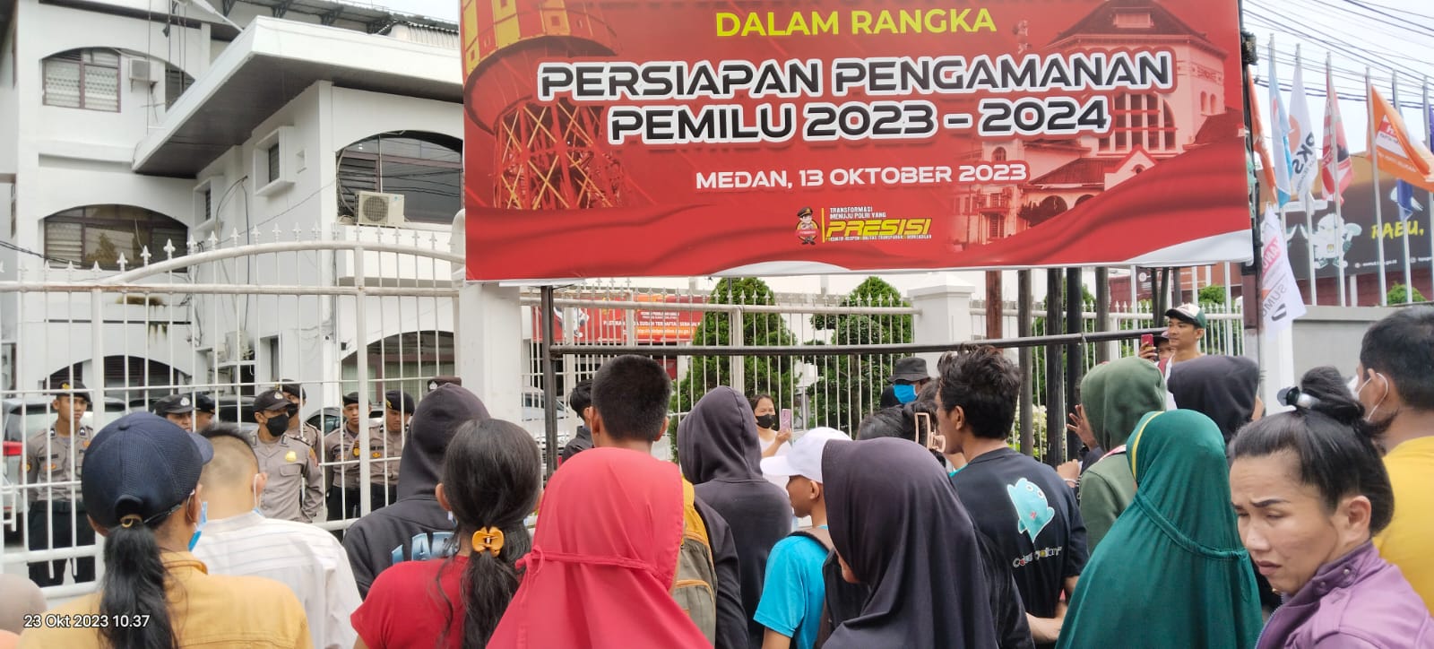 Massa Mahasiswa Masyarakat Geruduk Kantor KPU dan Bawaslu Sumut Minta Periksa Keaslian SKTT SMU Caleg Bayek