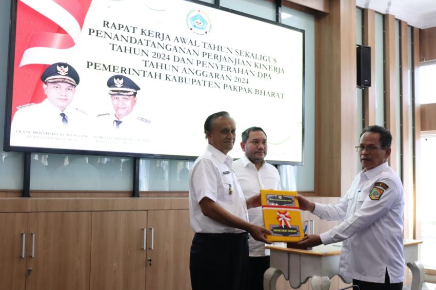 Rapat Awal Tahun 2024 Kab.Pakpak Bharat, Pimpinan OPD Tanda Tangani Perjanjian Kinerja