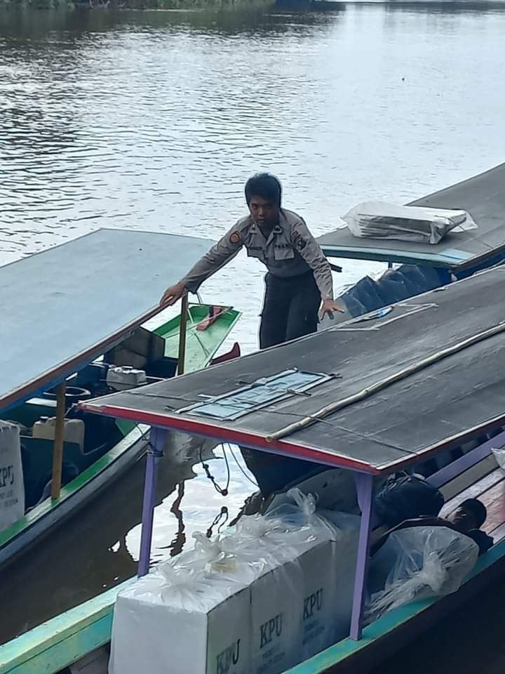 5 jam Naik Perahu Rambin, Perjuangan Polres Madina Kawal Logistik Pemilu di MBG