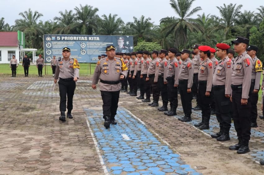 AKBP Diari Astetika Pimpin Apel Pergeseran Pasukan Ops Mantab Brata Toba 2023-2024