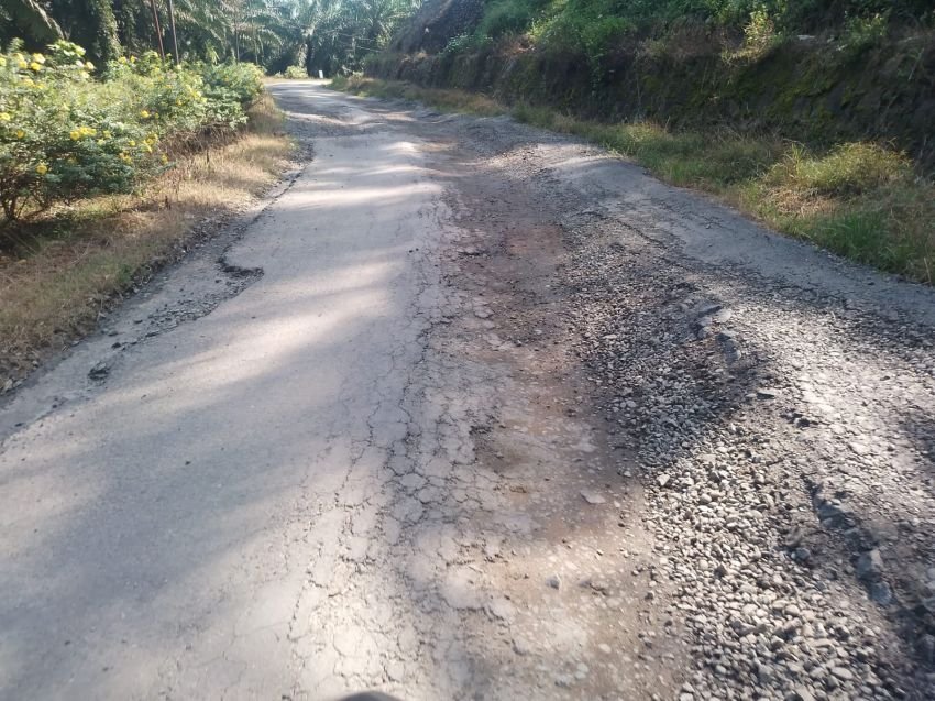 Belum Lama Dikerjakan, Proyek Pembangunan Jalan Di Afdiling 1 PTPN 4 Pabatu Sudah Hancur