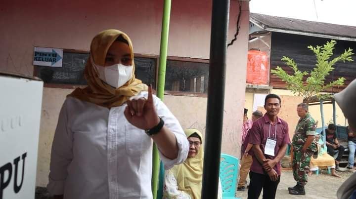 Wabup Madina Coblos di TPS 02, Atika Nasution : Mari Sama - Sama Jaga Kondusifitas Pemilu