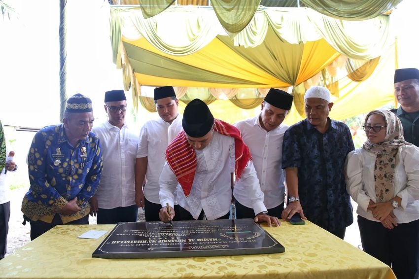 Resmikan Masjid Al Musannif ke 40 dan 41, Warga Berikan Hasil Pertanian ke Ijeck sebagai Bentuk Apresiasi