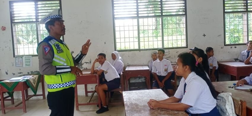 Sat Lantas Polres Simalungun Beri Penyuluhan Tertib Berlalu Lintas Kepada Siswa SMP N 1 Tapian Dolok