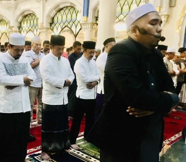 Jamaah Khusyuk Salat Tarawih Perdana di Masjid Agung Medan,  Ini Pj Gubsu Hassanuddin