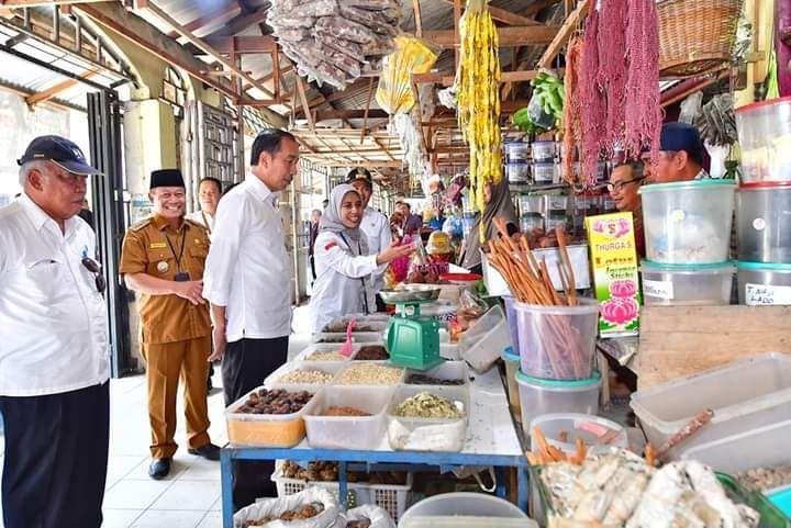 Presiden Jokowi Bersama Walikota Waris Thalib Blusukan Ke Dua Pasar Tradisional