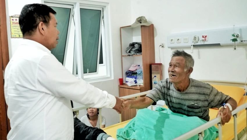 Sambangi RSUD Tuan Rondahaim, Bupati Simalungun Jenguk Pasien