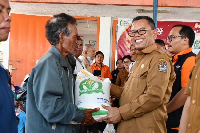 Pemkab Toba Serahkan Bantuan Beras Cadangan Pemerintah kepada Masyarakat Laguboti