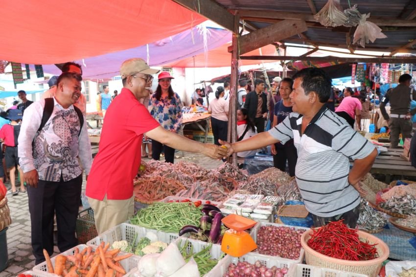 Blusukan ke Pasar Silaen, Bupati Toba Sapa Warga dan Belanja Kebutuhan Dapur
