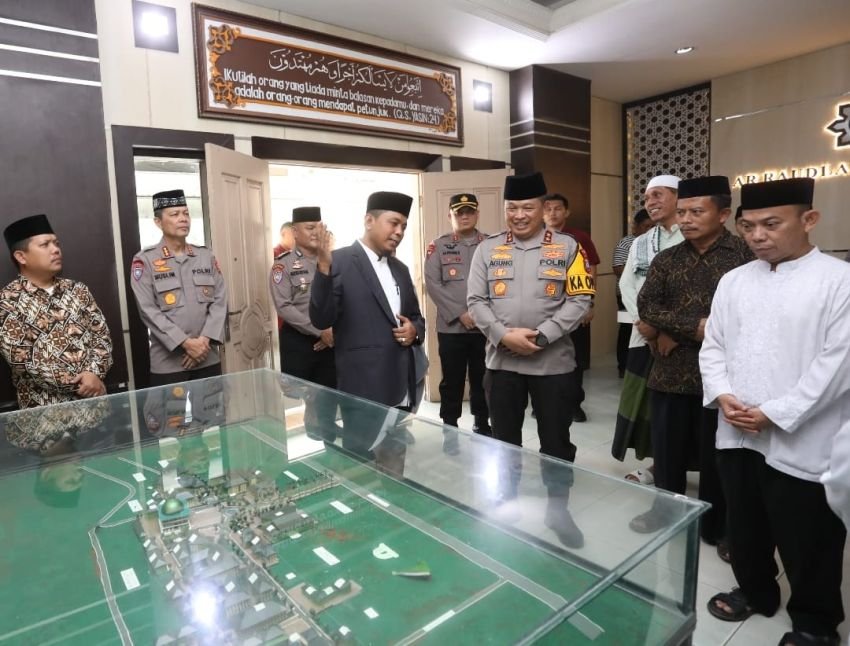 Silaturahmi di Ponpes Ar-Raudhlatul Hasanah, Kapoldasu : Tanamkan Nilai-Nilai Agama Dalam Bertugas