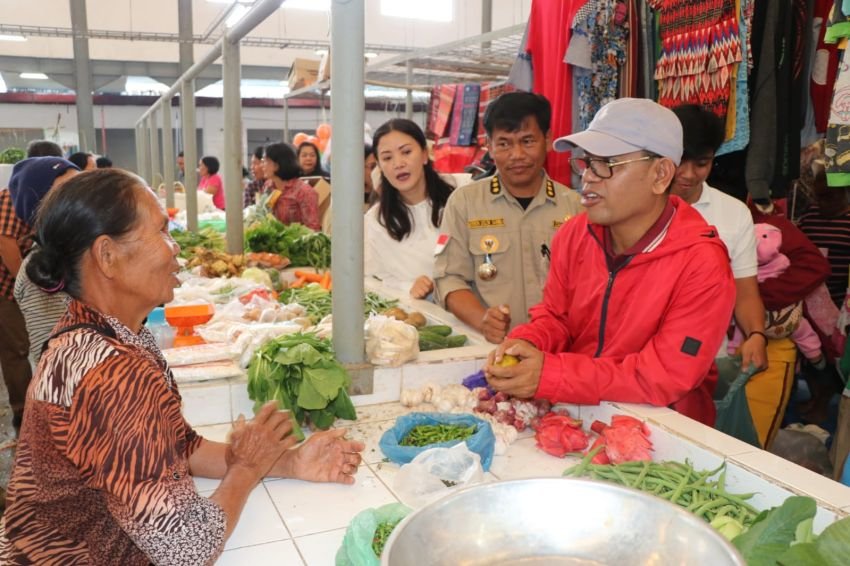 Bupati Poltak Berbelanja di Pasar Lumbanjulu