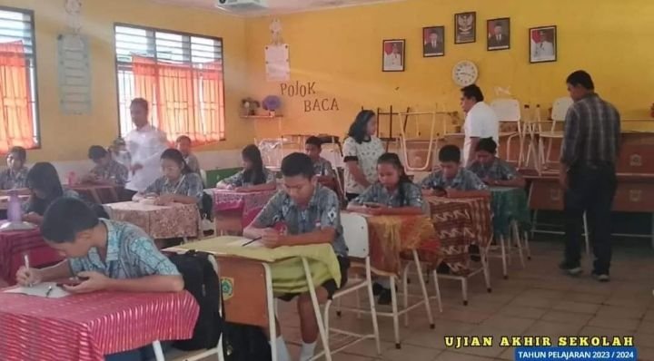 Augusman H.Padang Pj Kadis Pendidikan Kab.Pakpak Bharat Meninjau UAS Di SMP N 1 Salak