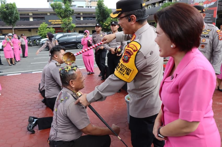 Kapolrestabes Medan Pimpin Upacara Korps Raport Kenaikan Pangkat 93 Personel