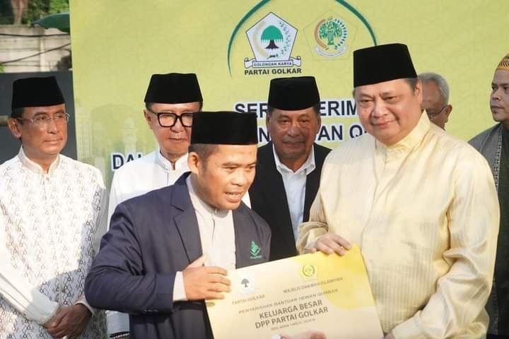 Ketum Partai Golkar Airlangga Hartarto Serahkan Bantuan 31 Hewan Kurban