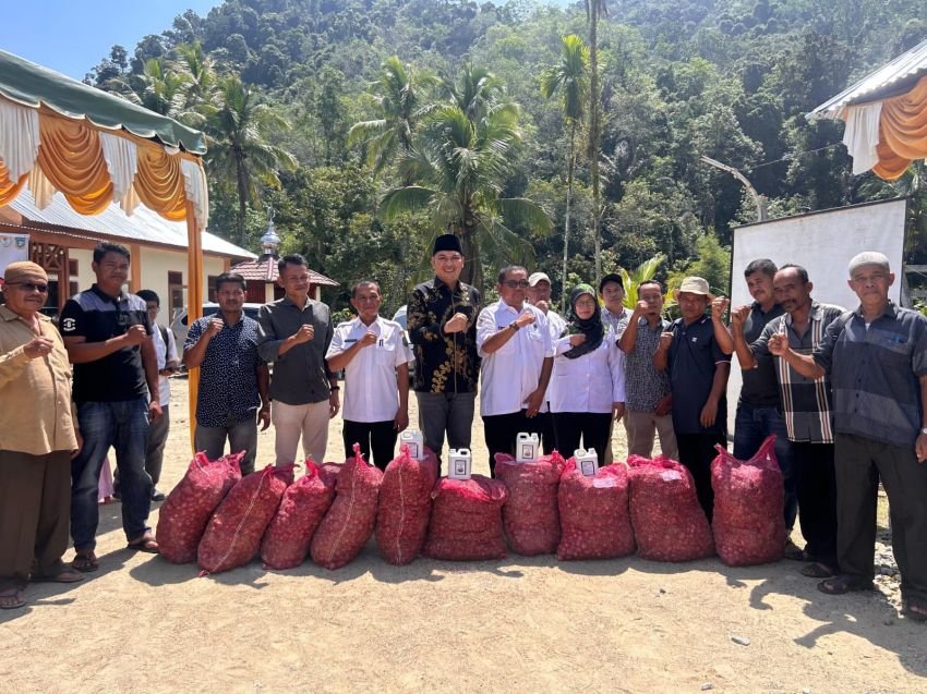 Rahmat Rayyan Nasution Salurkan Ribuan Pupuk dan Bibit