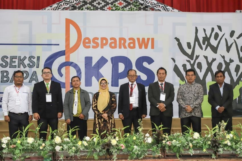 Wali Kota bersama Praeses Distrik 1 Pdt Naek Hamonangan Damanik membuka secara resmi Pesta Paduan Suara Bapa GKPS se-Distrik 1